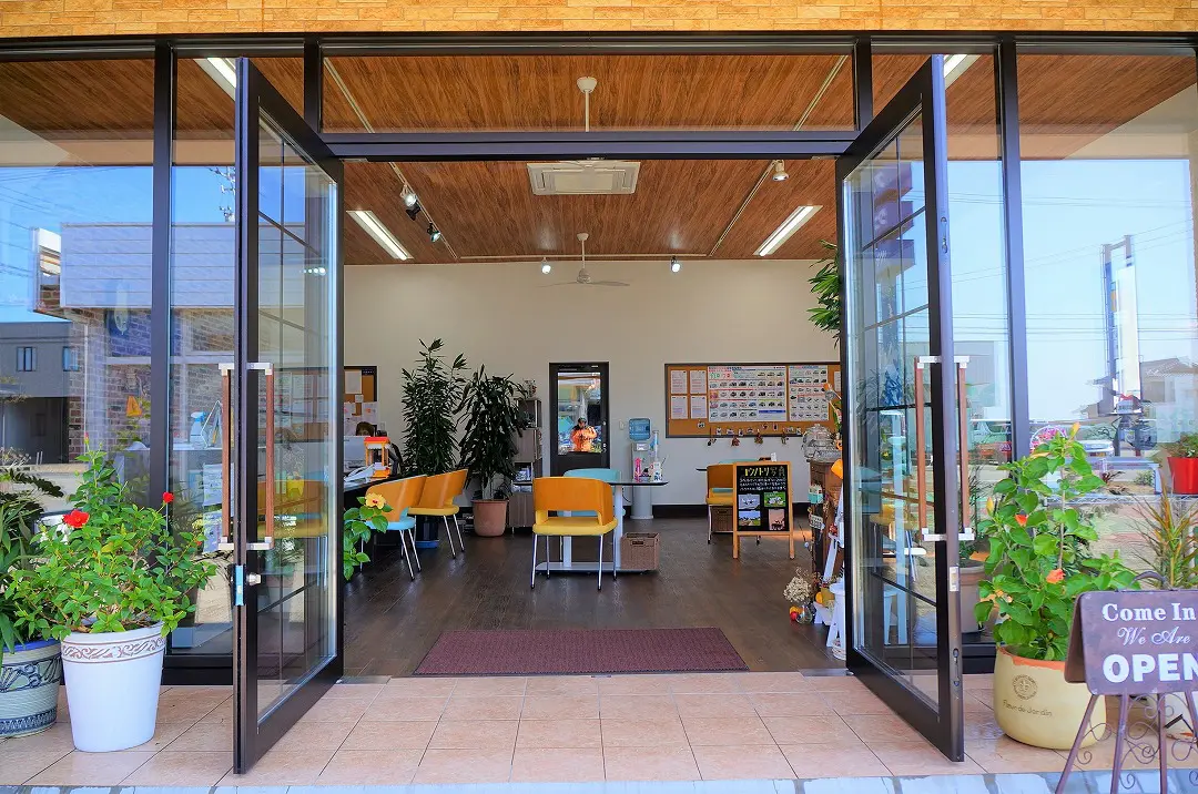 現代の店舗前